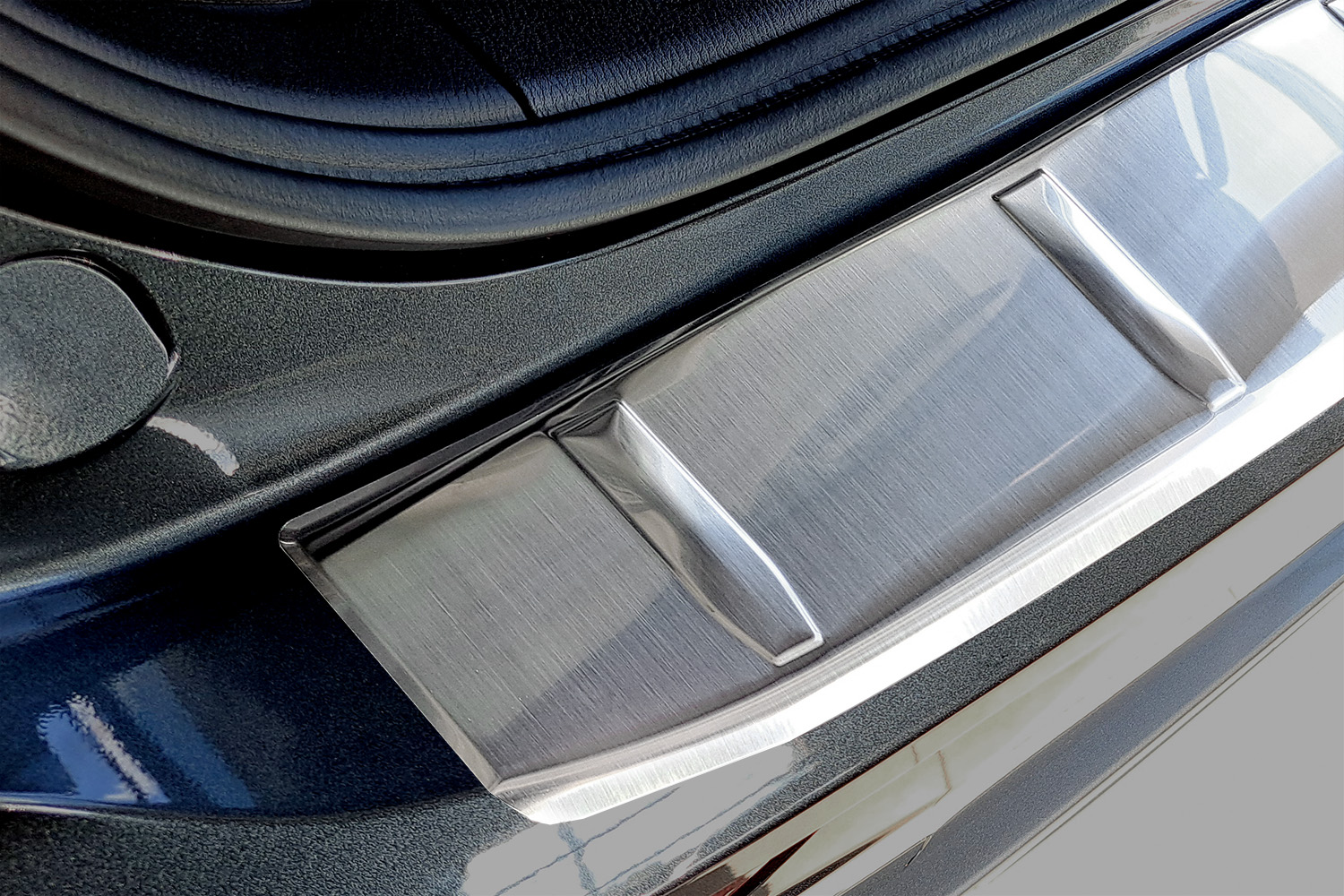 Rear bumper protector suitable for Mitsubishi Outlander IV (GN) 2025-present stainless steel brushed (4)