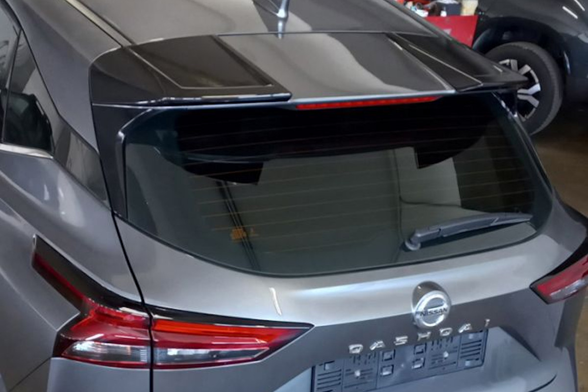 https://www.carparts-expert.com/images/stories/virtuemart/product/nis3qasu-nissan-qashqai-j12-2021-roof-spoiler-1.jpg