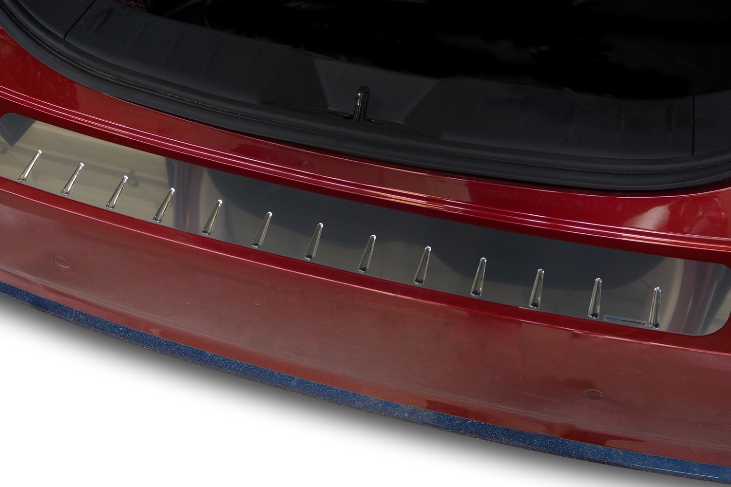 Protection de seuil de coffre convient à Nissan Leaf (ZE1) 2017-présent 5 portes bicorps acier inox brillant