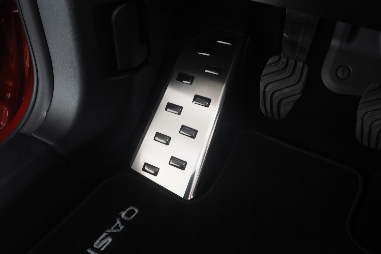 Foot rest trim suitable for Nissan Qashqai (J12) 2021-present stainless steel brushed Foot rest trim suitable for Nissan Qashqai (J12) 2021-present stainless steel brushed