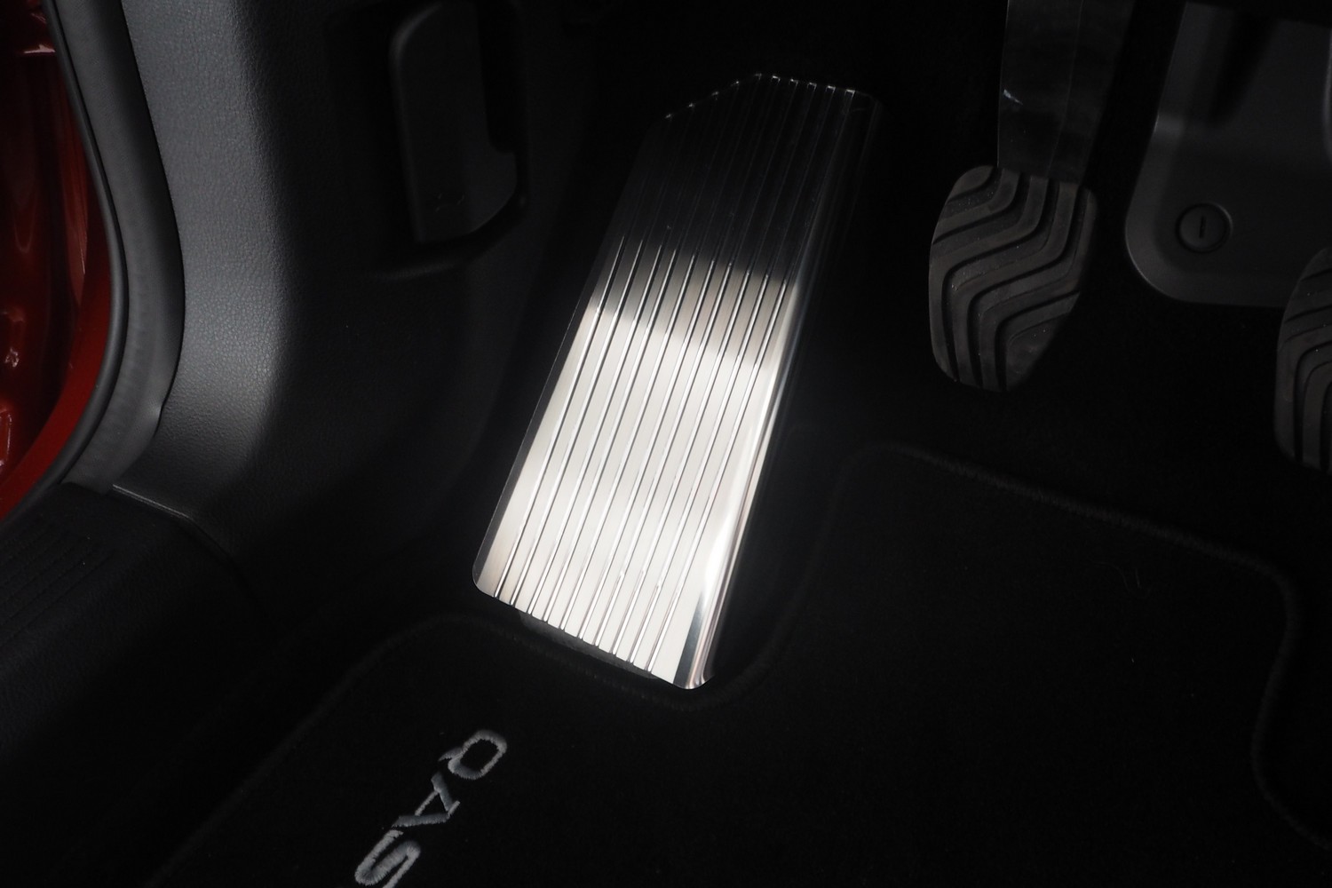 Foot rest trim suitable for Nissan Qashqai (J12) 2021-present stainless steel brushed Foot rest trim suitable for Nissan Qashqai (J12) 2021-present stainless steel brushed