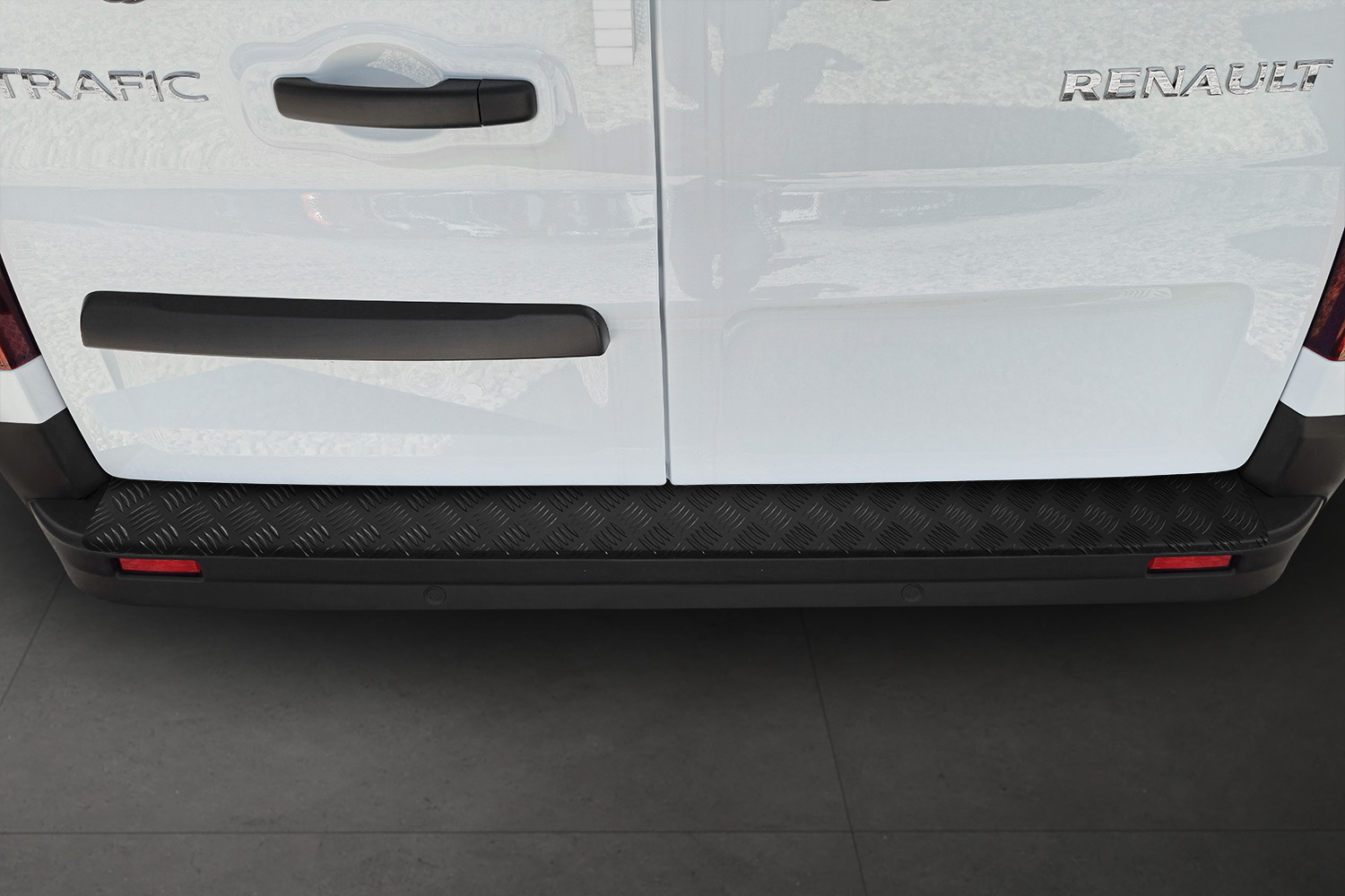 Rear bumper protector suitable for Opel Vivaro B 2014-2019 aluminium diamond plate matt black (2)
