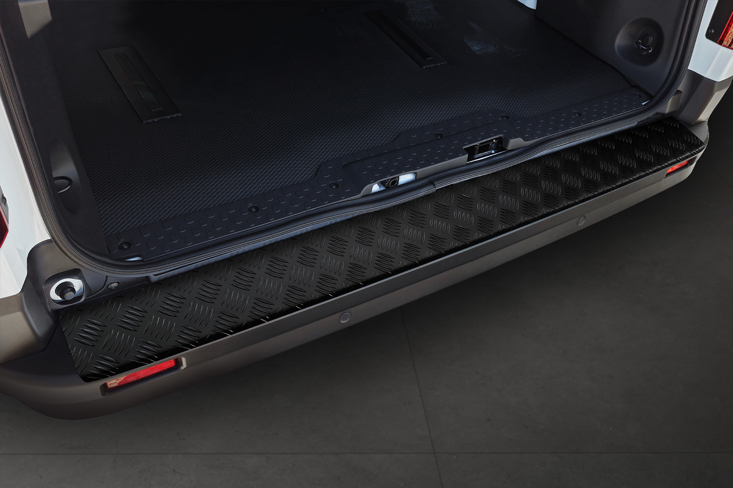 Rear bumper protector suitable for Opel Vivaro B 2014-2019 aluminium diamond plate matt black (3)