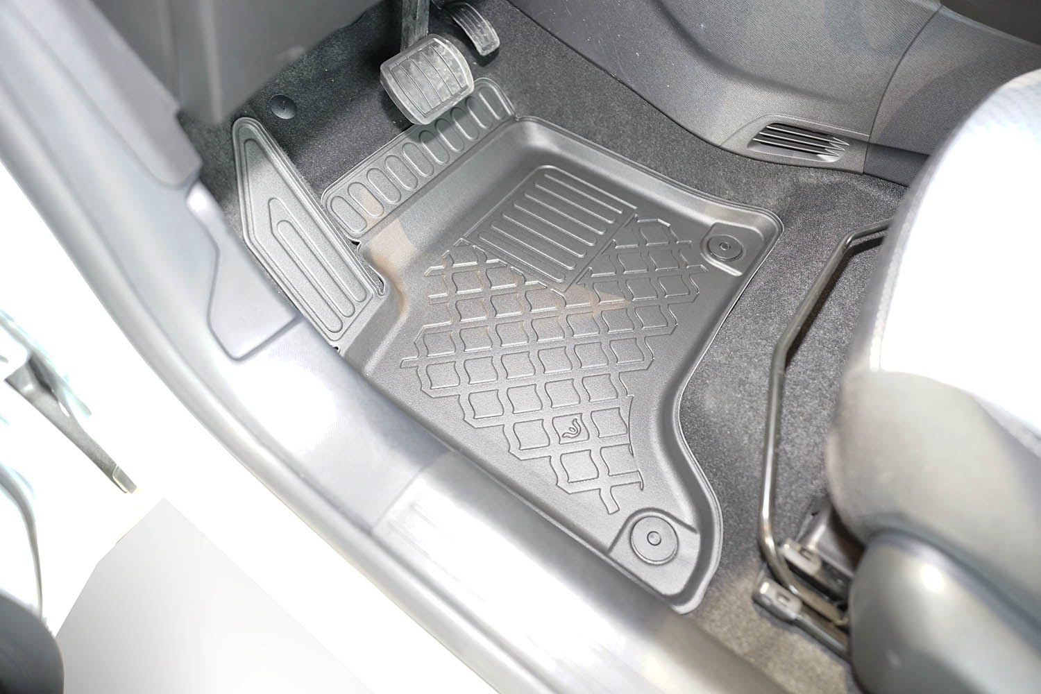 Car mats suitable for Peugeot 2008 II 2025-present Guardliner PE/TPE rubber (PEU320FM-G) (2) Car mats suitable for Peugeot 2008 II 2025-present Guardliner PE/TPE rubber (PEU320FM-G) (2)