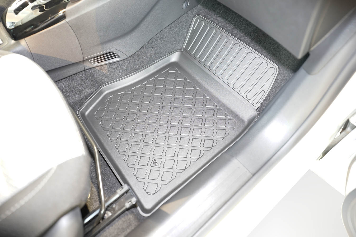 Car mats suitable for Peugeot 2008 II 2025-present Guardliner PE/TPE rubber (PEU320FM-G) (3) Car mats suitable for Peugeot 2008 II 2025-present Guardliner PE/TPE rubber (PEU320FM-G) (3)