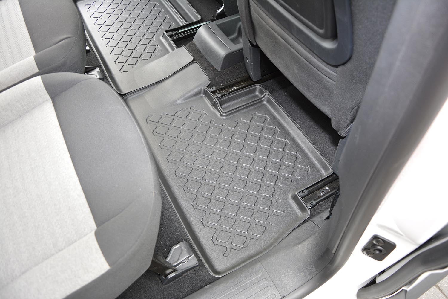 Car mats suitable for Peugeot e-Rifter 2023-present Guardliner PE/TPE rubber (PEU4RIFM-G) (5) Car mats suitable for Peugeot e-Rifter 2023-present Guardliner PE/TPE rubber (PEU4RIFM-G) (5)