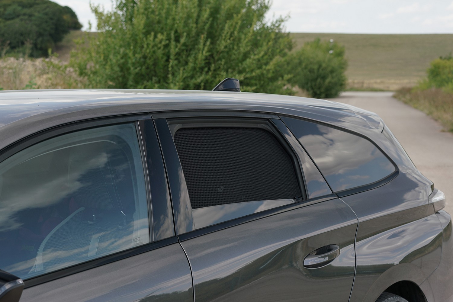 Sun shades suitable for Peugeot 308 III SW 2021-present wagon Car Shades - rear side doors (PEU538CS-RD) (2) Sun shades suitable for Peugeot 308 III SW 2021-present wagon Car Shades - rear side doors (PEU538CS-RD) (2)