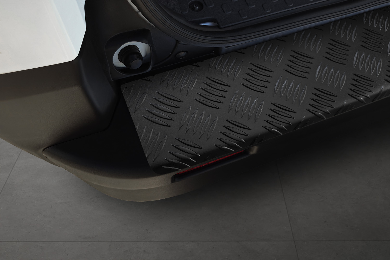 Rear bumper protector suitable for Renault Trafic III 2014-present aluminium diamond plate matt black (4)