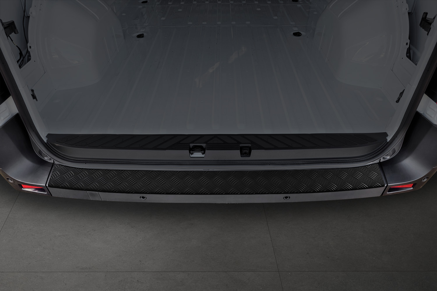 Rear bumper protector suitable for Renault Master IV 2024-present aluminium diamond plate matt black (2)