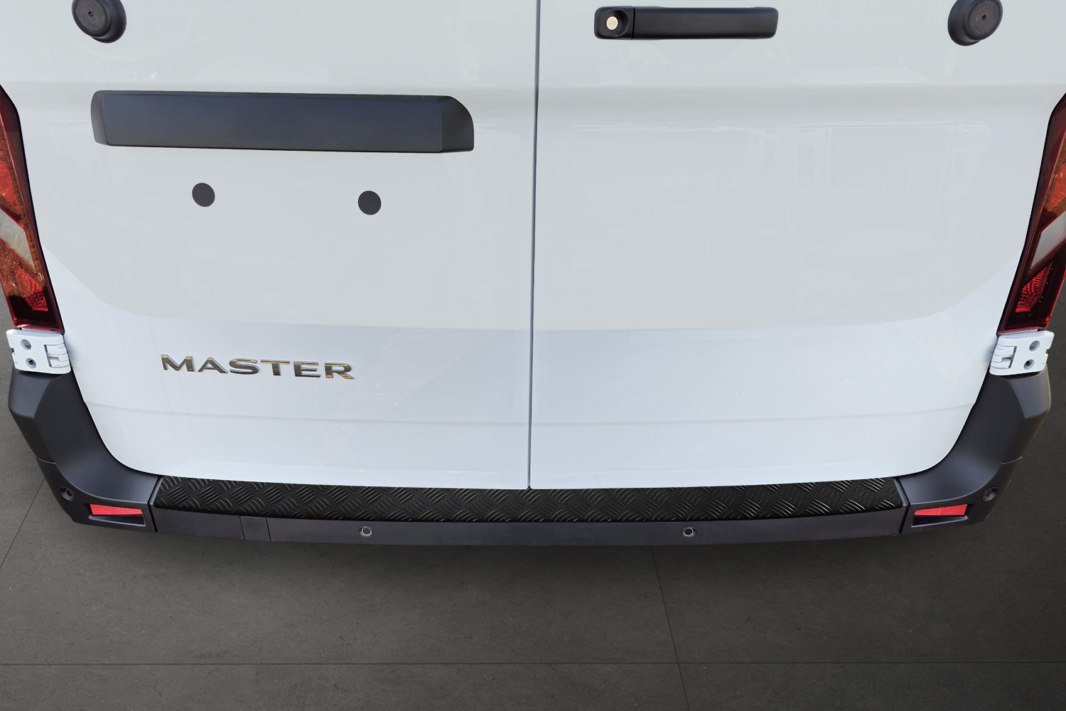 Rear bumper protector suitable for Renault Master IV 2024-present aluminium diamond plate matt black (3)