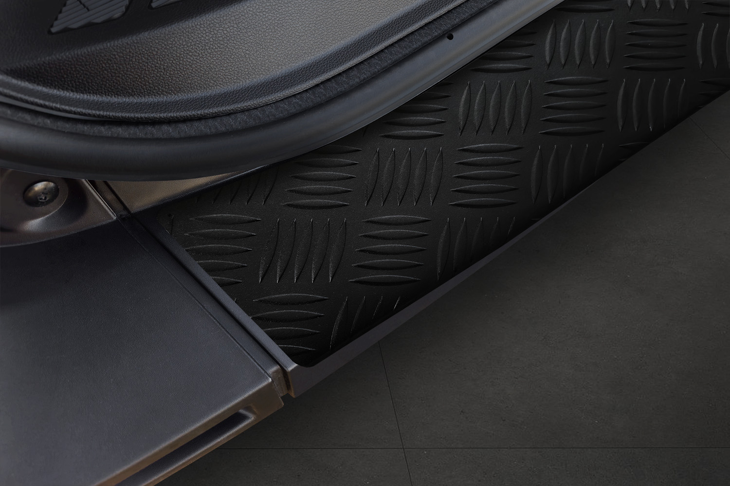 Rear bumper protector suitable for Renault Master IV 2024-present aluminium diamond plate matt black (4)