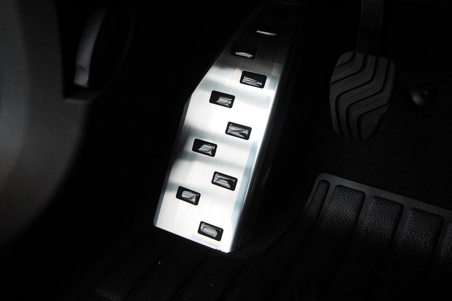 Foot rest trim suitable for Renault Mégane IV Estate - Grandtour 2016-present wagon stainless steel brushed Foot rest trim suitable for Renault Mégane IV Estate - Grandtour 2016-present wagon stainless steel brushed