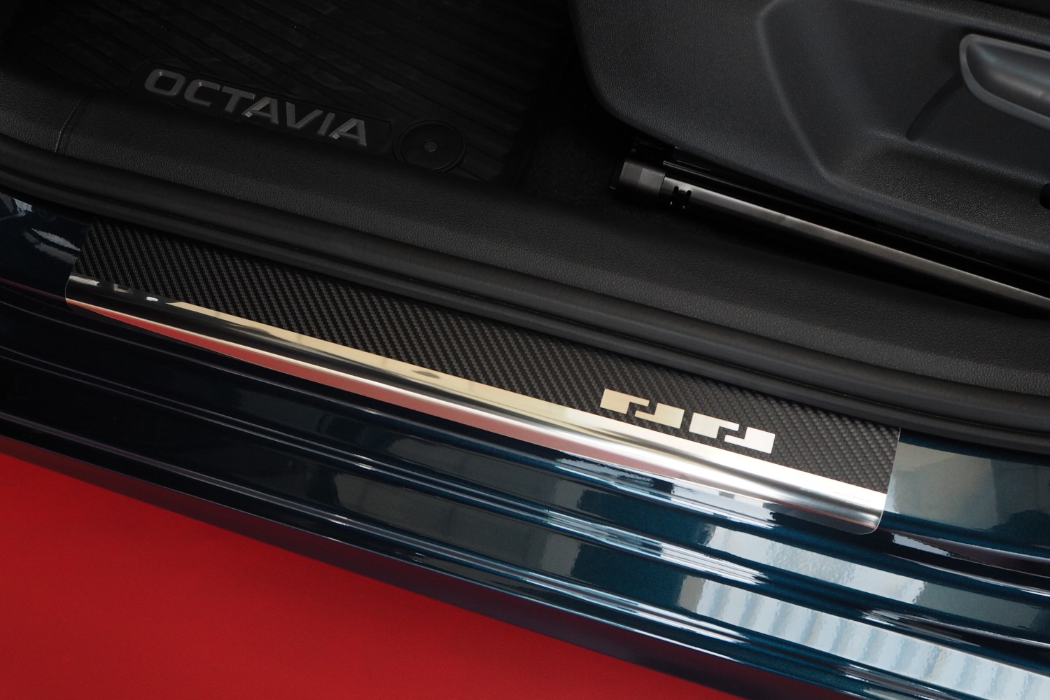Door sill plates suitable for Skoda Octavia IV Combi (NX) 2020-present wagon stainless steel - carbon foil
