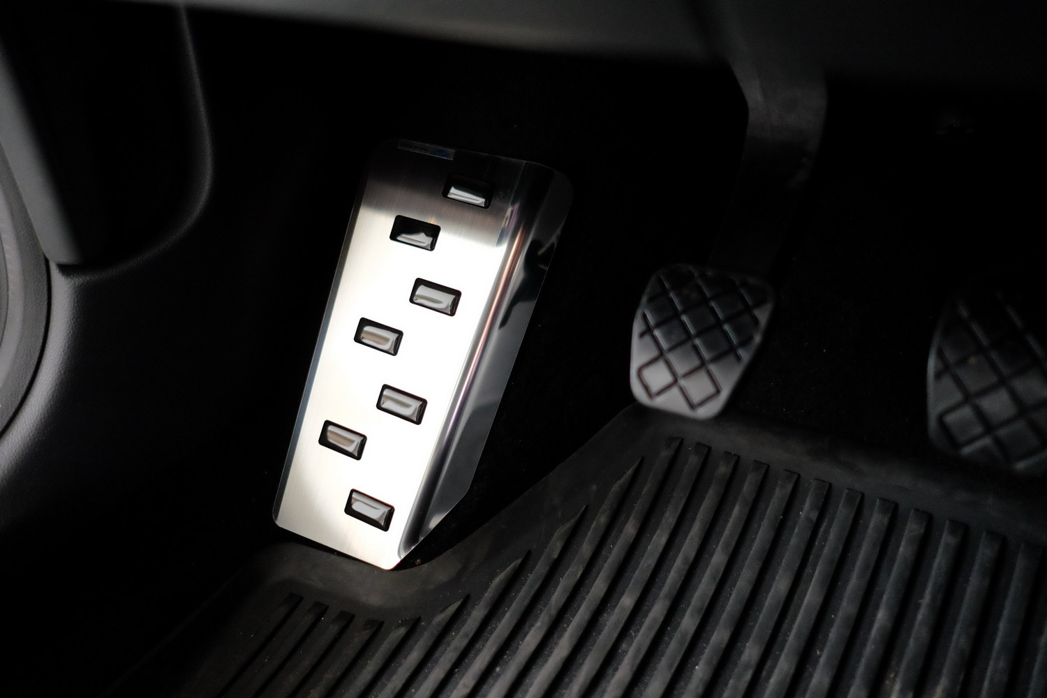 Foot rest trim suitable for Skoda Fabia III Combi (NJ) 2014-2018 wagon stainless steel brushed Foot rest trim suitable for Skoda Fabia III Combi (NJ) 2014-2018 wagon stainless steel brushed