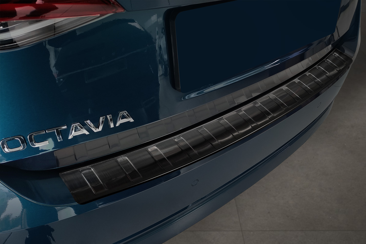 Protection de seuil de coffre convient à Skoda Octavia IV (NX) 2020-présent 5 portes bicorps acier inox brossé anthracite