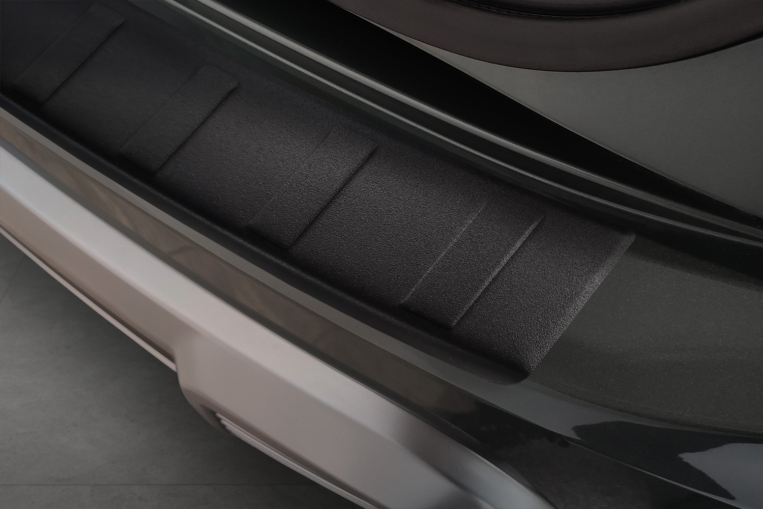 Rear bumper protector SsangYong Torres (J100) 2023-present stainless steel anthracite matt (3)