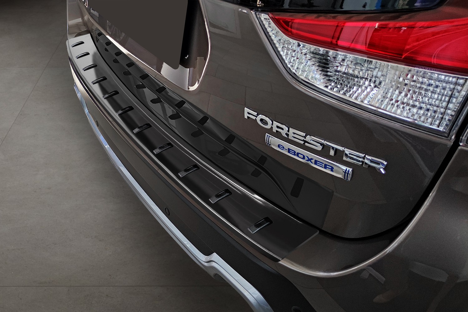 Protection de seuil de coffre Subaru Forester V (SK) 2019-présent acier inox brossé anthracite - Strong
