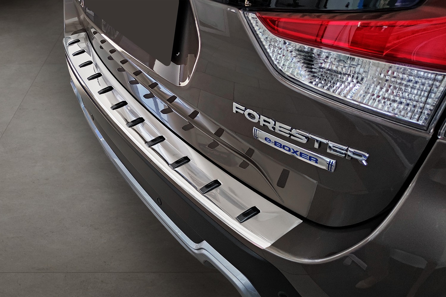 Protection de seuil de coffre Subaru Forester V (SK) 2019-présent acier inox brossé - Strong