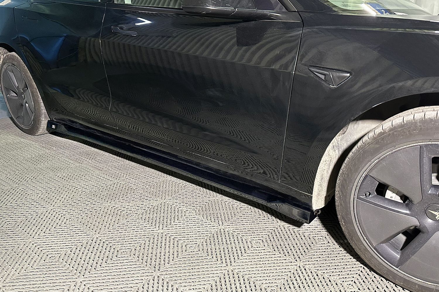 Side skirts suitable for Tesla Model 3 2017-present 4-door saloon - painted (3)