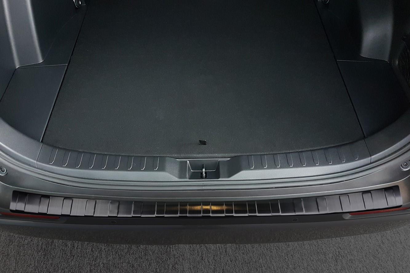 Toyota RAV4 V (XA50) 2018-> rear bumper protector stainless steel black / Ladekantenschutz Edelstahl schwarz / achter bumperbe
