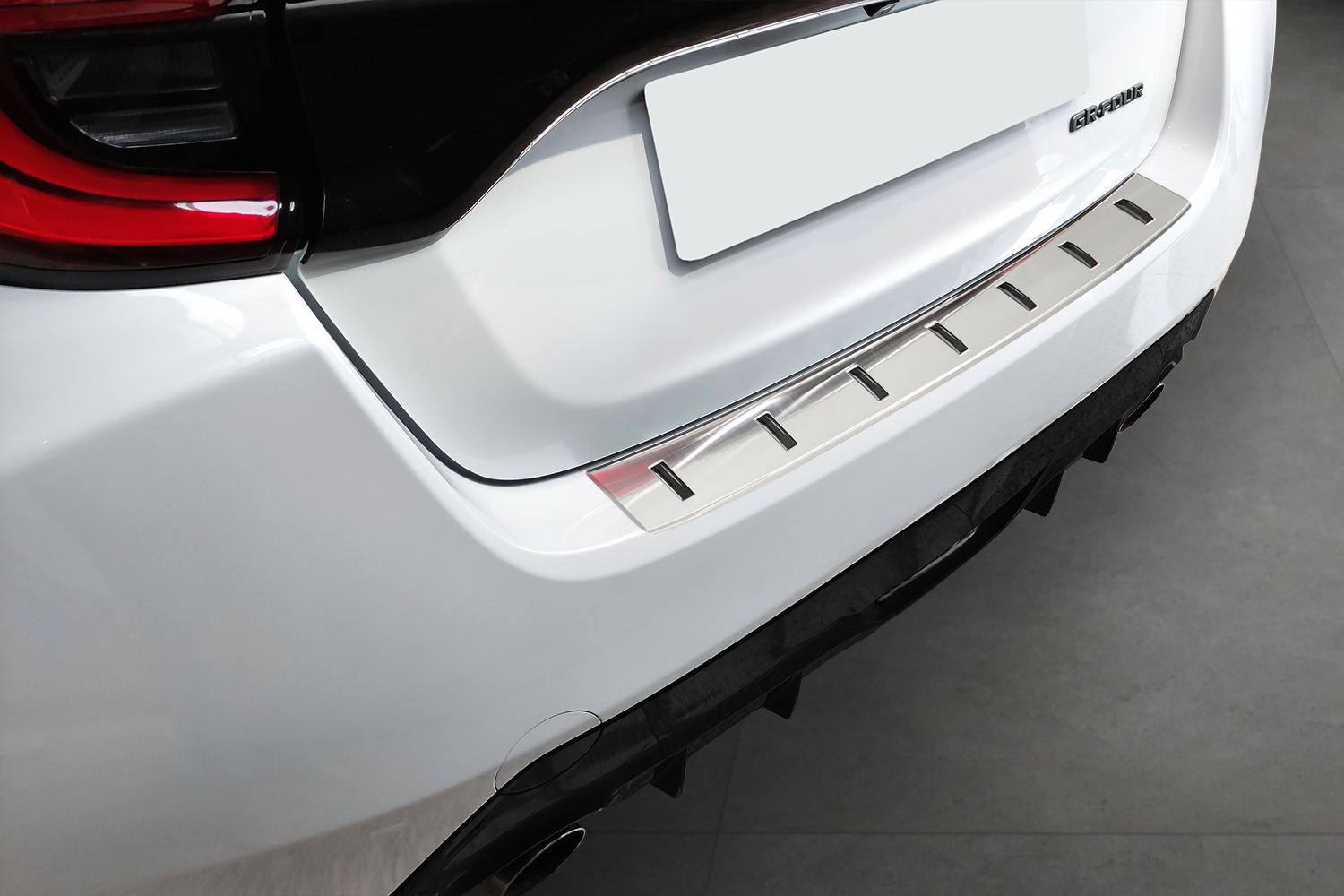 Rear bumper protector suitable for Toyota Yaris (XP21) 2020-present 5-door hatchback stainless steel brushed - Strong