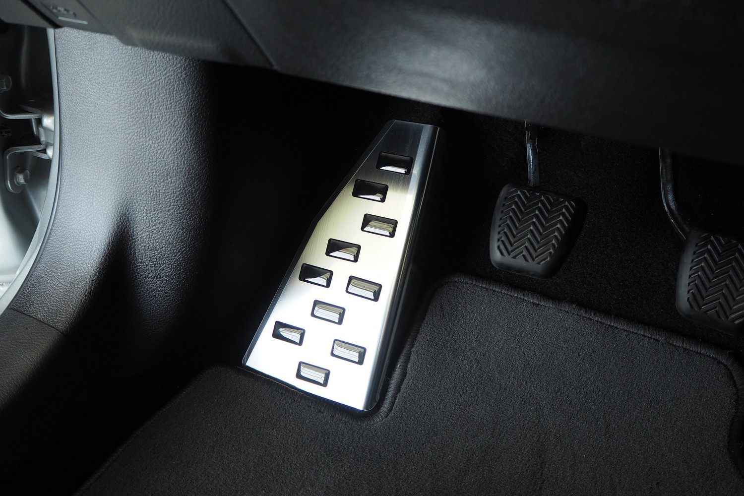 Foot rest trim suitable for Toyota Auris II 2012-2015 5-door hatchback stainless steel brushed