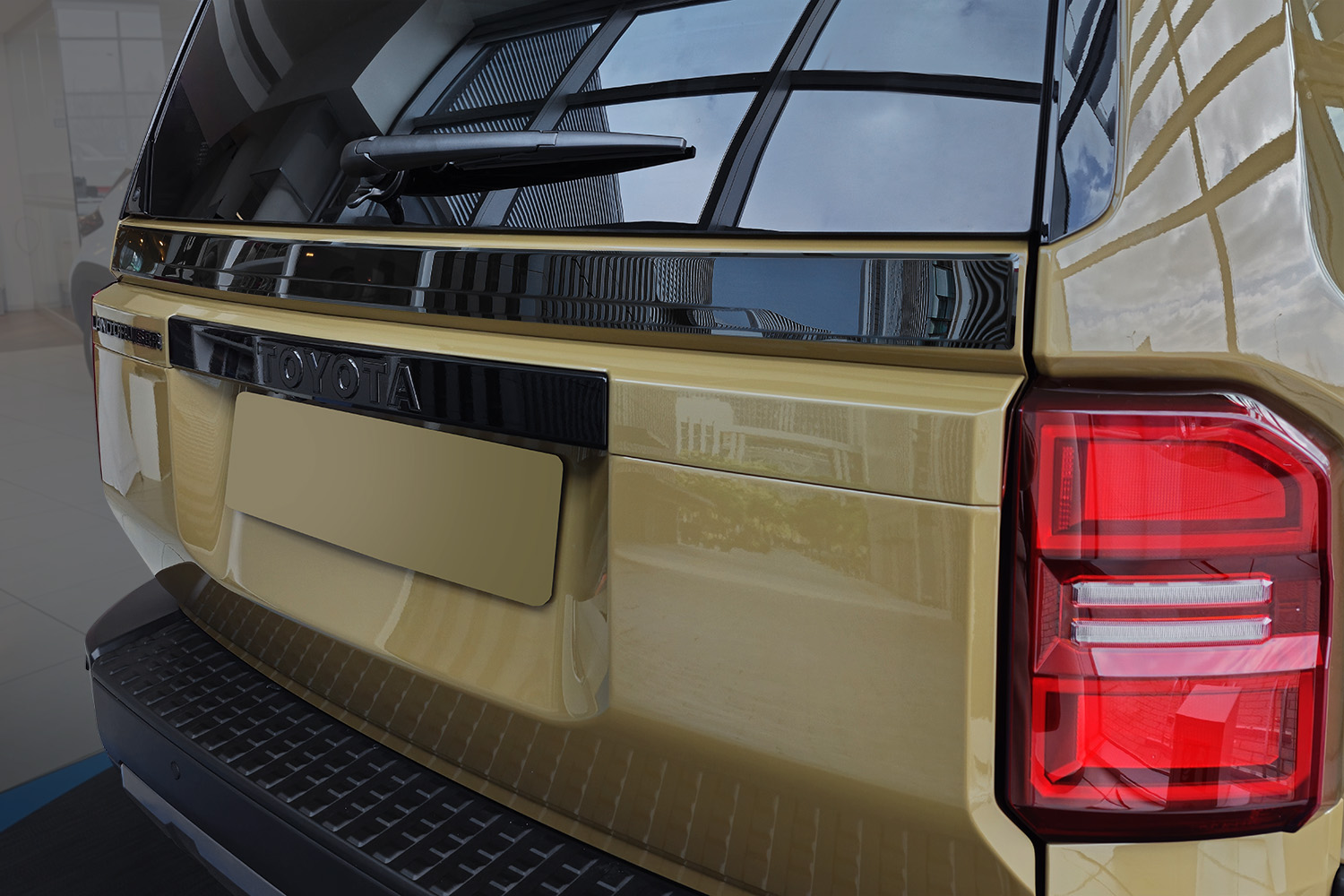 Garniture hayon arrière convient à Toyota Land Cruiser (J250) 2023-présent acier inox anthracite brillant