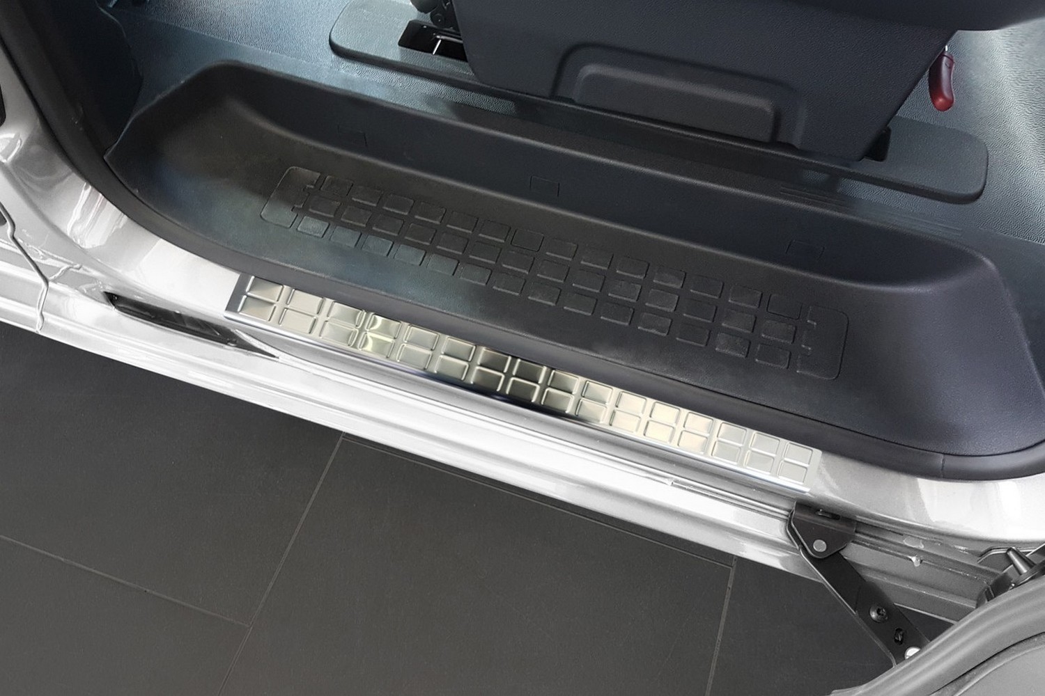 Door sill plates suitable for Toyota ProAce Verso II 2016-present stainless steel brushed 2 pieces (2) Door sill plates suitable for Toyota ProAce Verso II 2016-present stainless steel brushed 2 pieces (2)