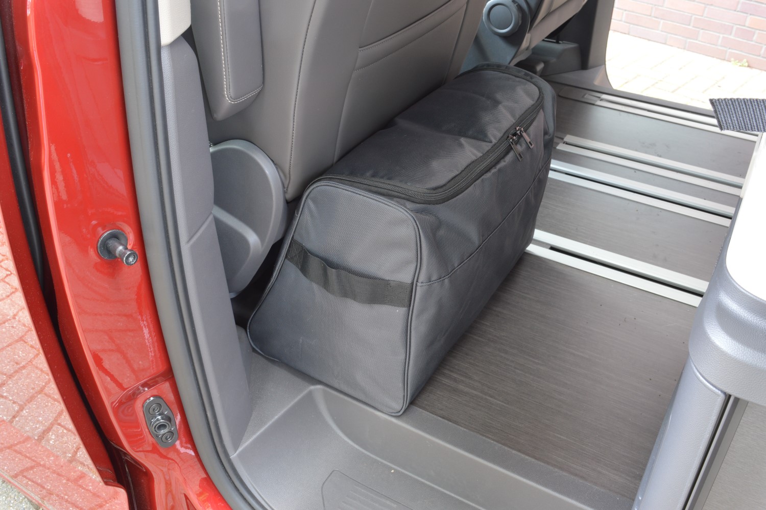 Bag behind driver's seat suitable for Volkswagen California T7 2024-present Original (2) Bag behind driver's seat suitable for Volkswagen California T7 2024-present Original (2)