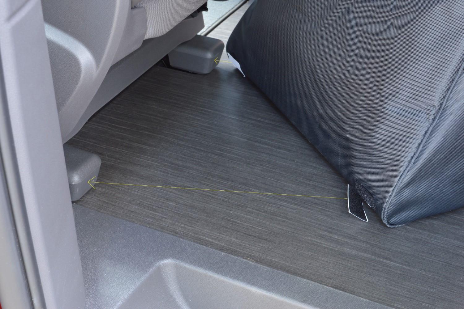 Bag behind driver's seat suitable for Volkswagen California T7 2024-present Original (6) Bag behind driver's seat suitable for Volkswagen California T7 2024-present Original (6)