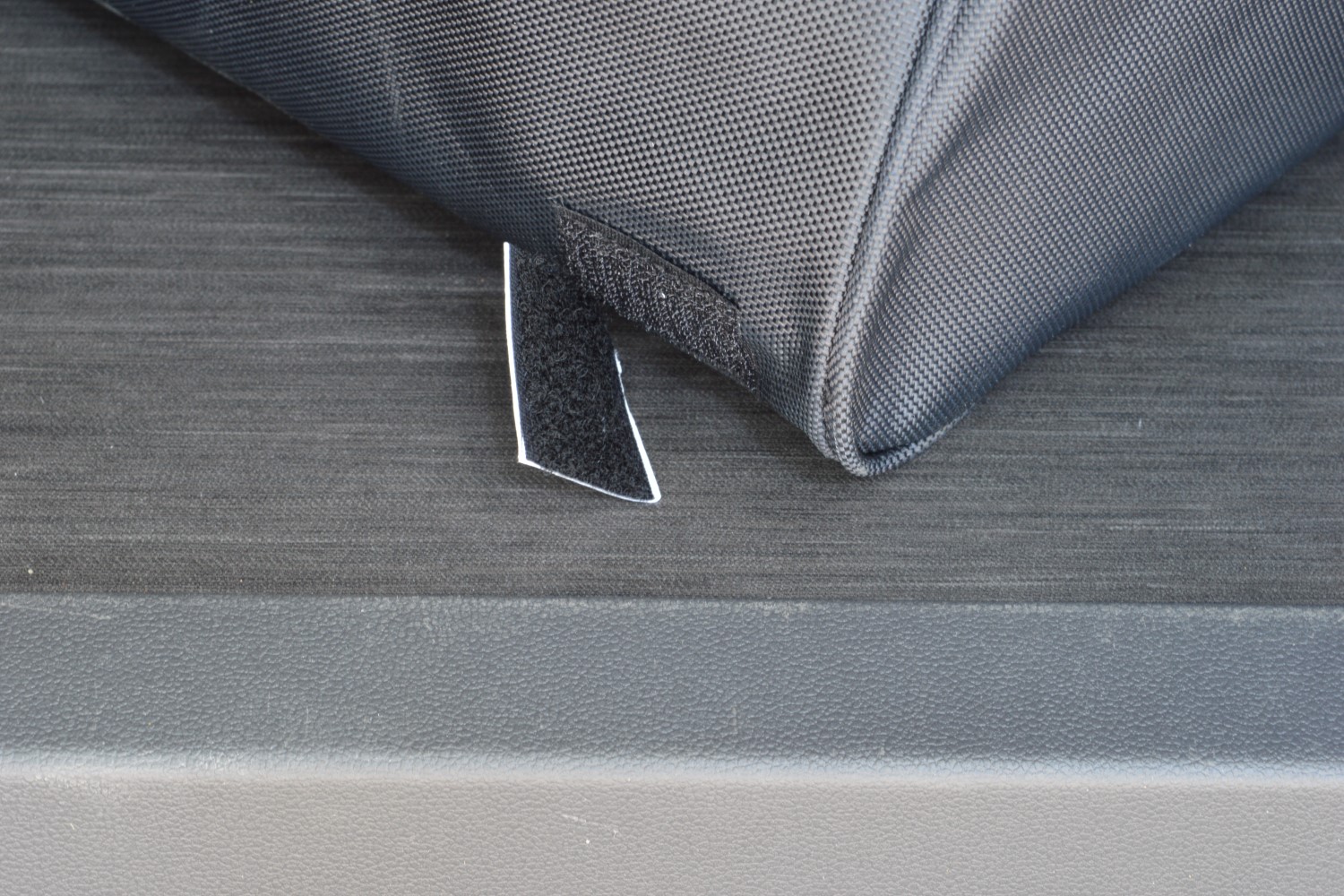 Bag behind driver's seat suitable for Volkswagen California T7 2024-present Original (7) Bag behind driver's seat suitable for Volkswagen California T7 2024-present Original (7)