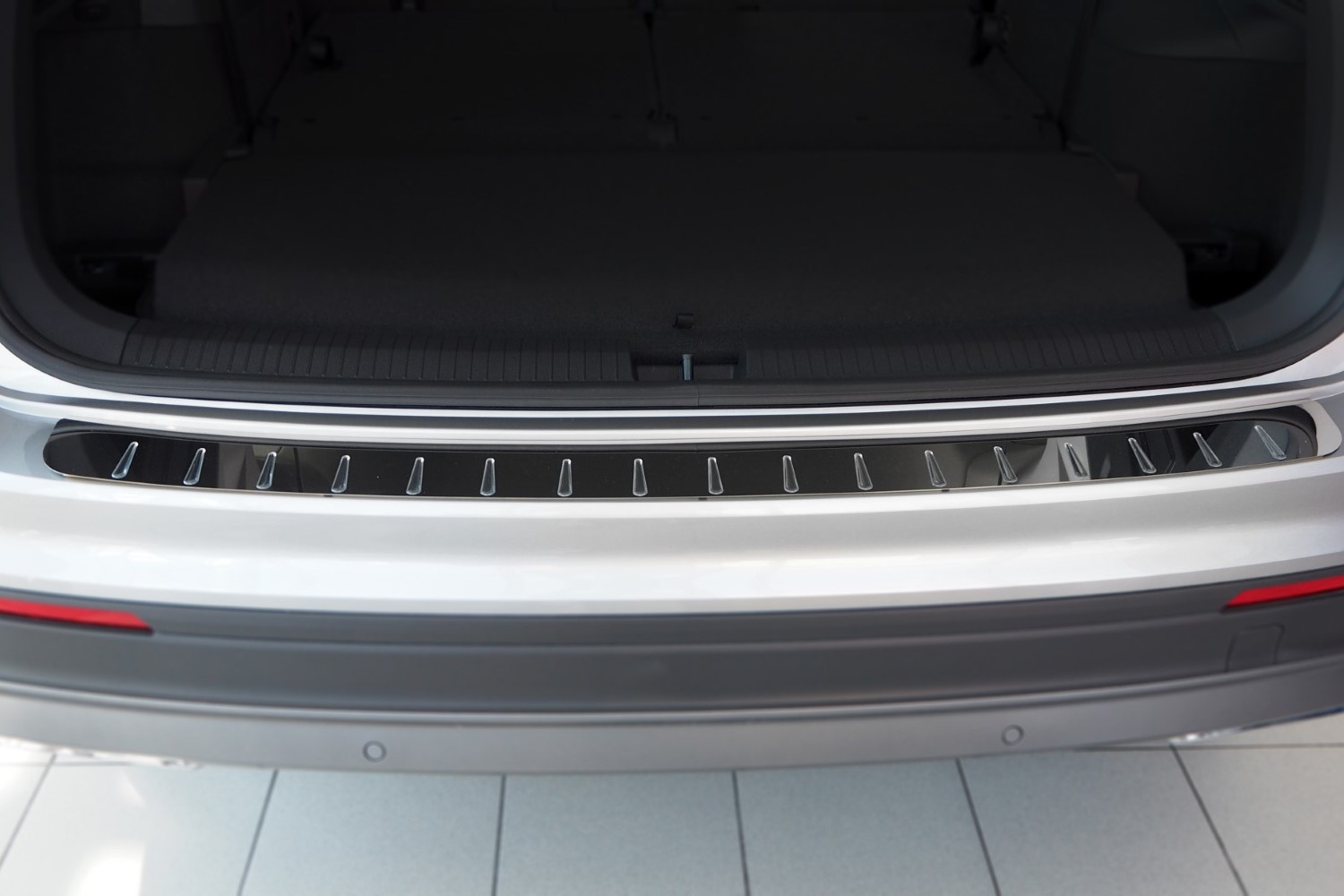 Protection de seuil de coffre Volkswagen Tiguan II 2015-2024 acier inox brillant