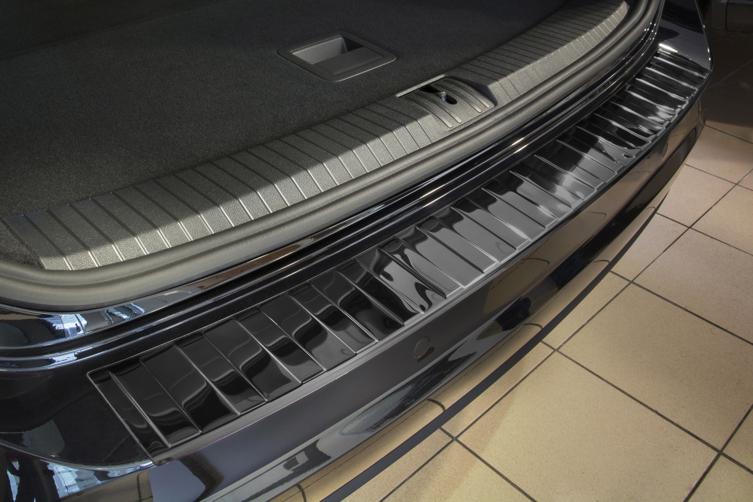 Protection de seuil de coffre convient à Volkswagen Touran (5T) 2015-présent acier inox anthracite brillant