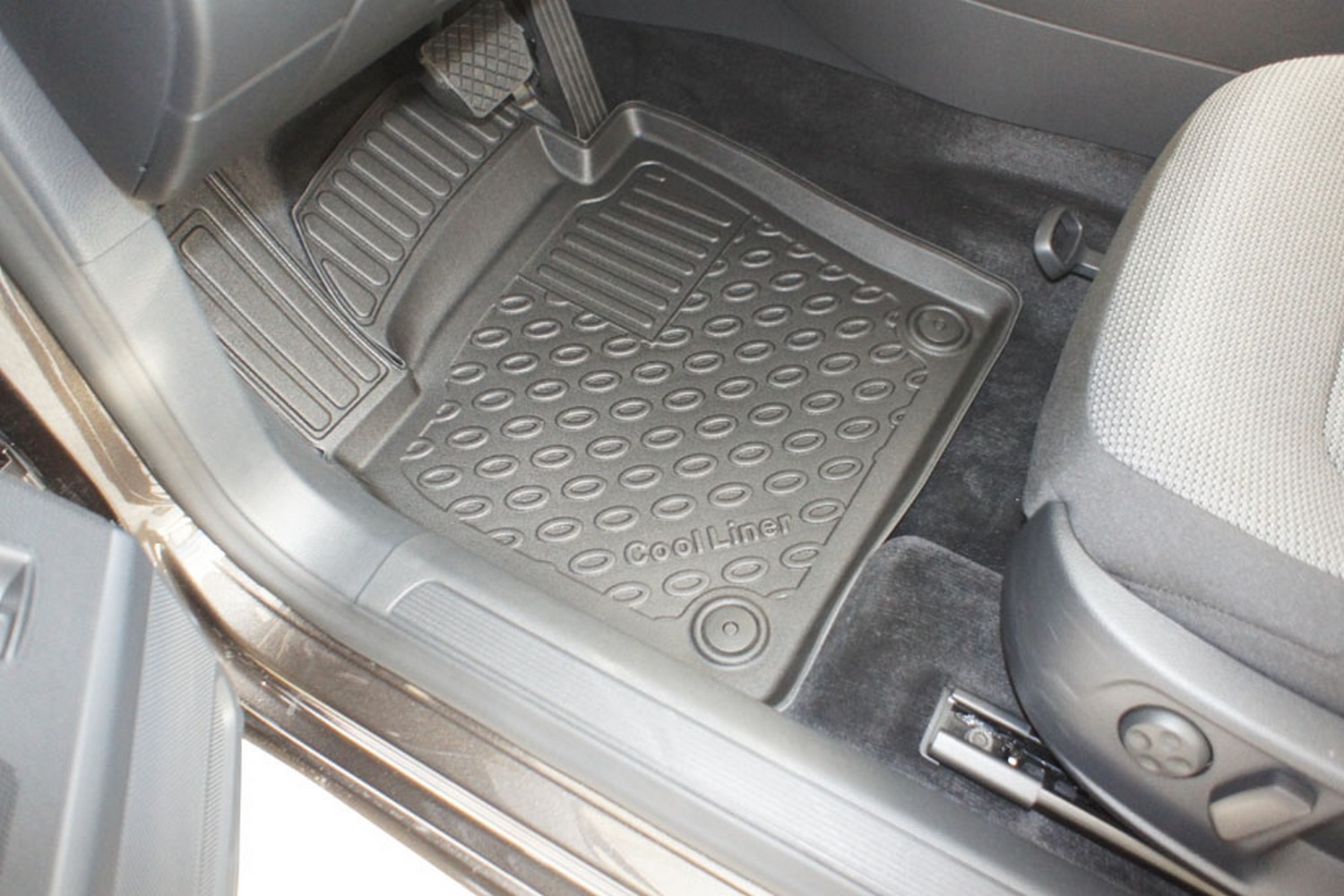 Car mats suitable for Volkswagen Passat (B6) 2005-2010 4-door saloon Cool Liner PE/TPE rubber (VW1PAFM-C) (2) Car mats suitable for Volkswagen Passat (B6) 2005-2010 4-door saloon Cool Liner PE/TPE rubber (VW1PAFM-C) (2)