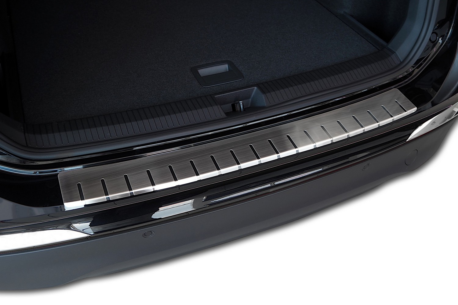 Rear bumper protector suitable for Volkswagen Tayron 2024-present stainless steel brushed (2)