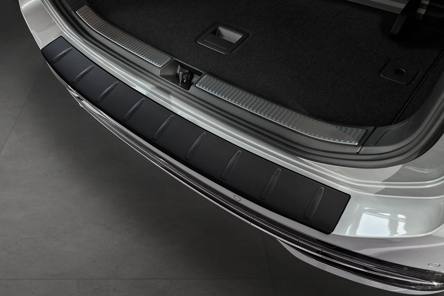 Protection de seuil de coffre convient à Volkswagen Passat Variant (B9) 2023-présent break acier inox noir mat