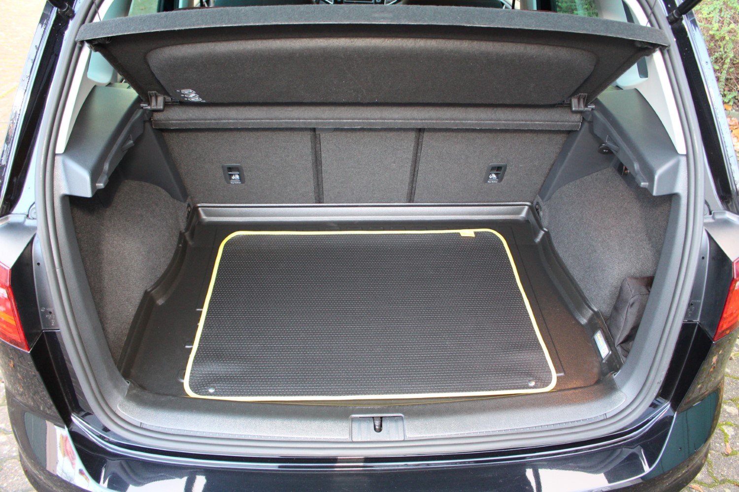 Boot mat Volkswagen Golf VII Sportsvan (5G) 2014-2020 5-door hatchback  Carbox Form PE rubber - black