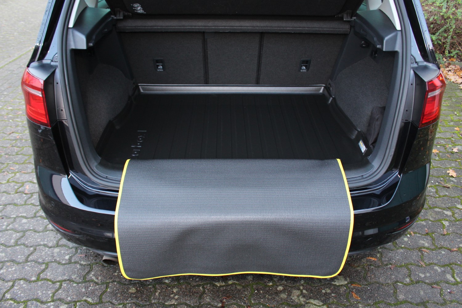 Boot mat Volkswagen Golf VII Sportsvan (5G) 2014-2020 5-door hatchback  Carbox Form PE rubber - black