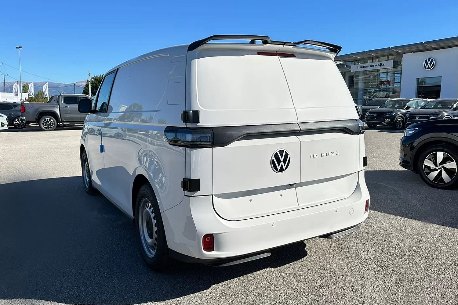 Roof spoiler suitable for Volkswagen ID.Buzz 2022-present - painted (2) Roof spoiler suitable for Volkswagen ID.Buzz 2022-present - painted (2)