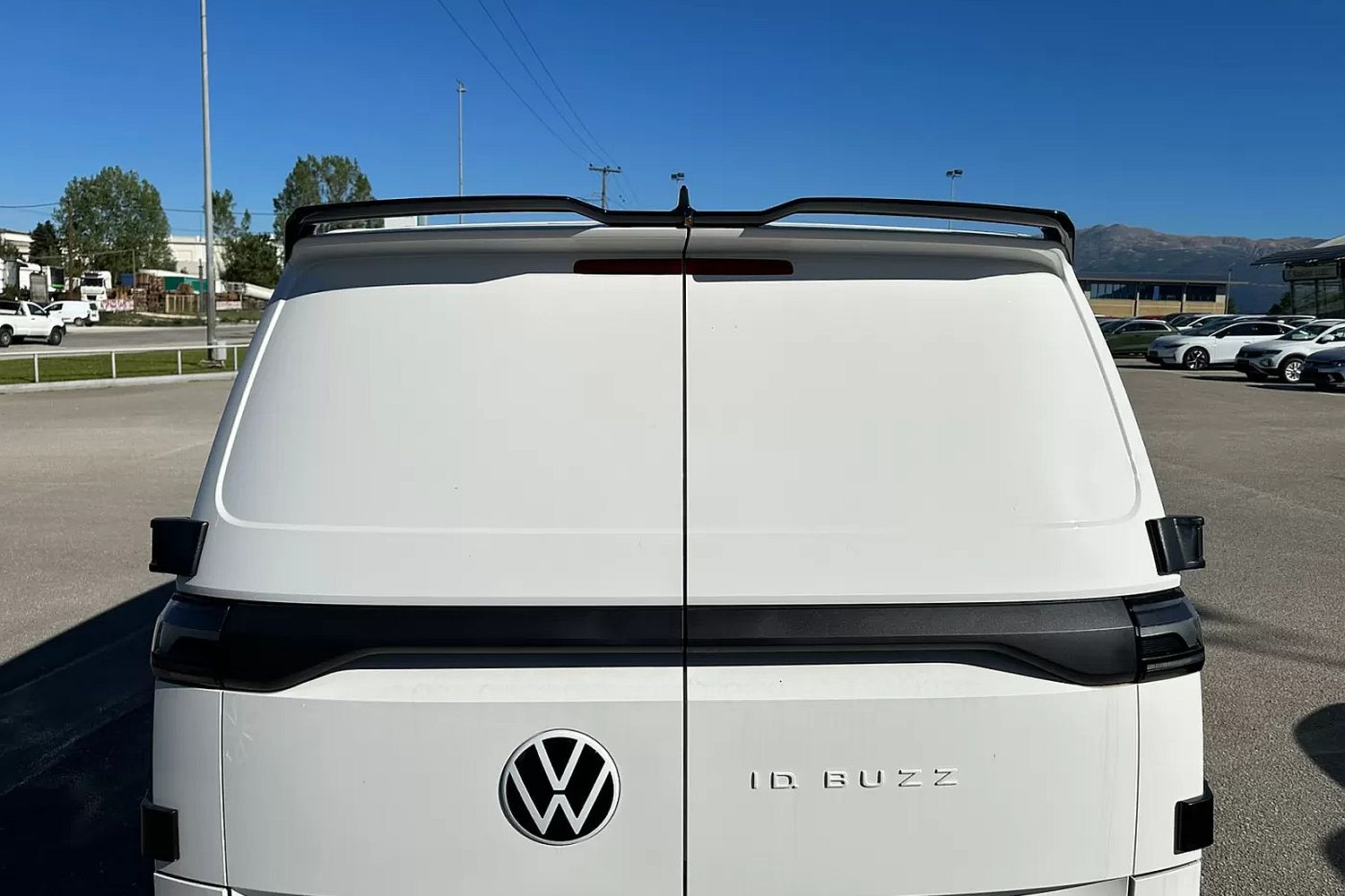 Roof spoiler suitable for Volkswagen ID.Buzz 2022-present - painted (3) Roof spoiler suitable for Volkswagen ID.Buzz 2022-present - painted (3)
