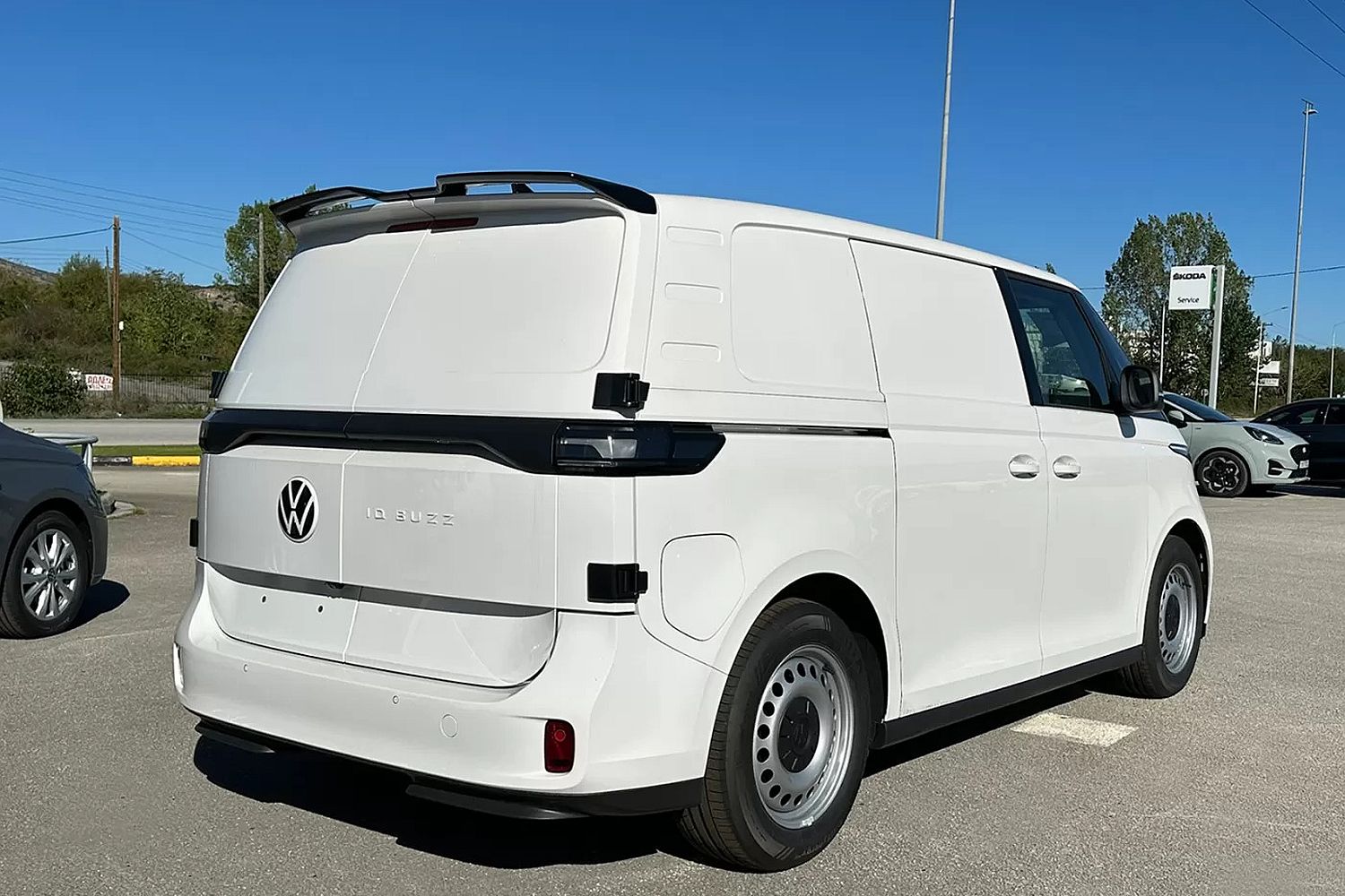 Roof spoiler suitable for Volkswagen ID.Buzz 2022-present - painted (5) Roof spoiler suitable for Volkswagen ID.Buzz 2022-present - painted (5)