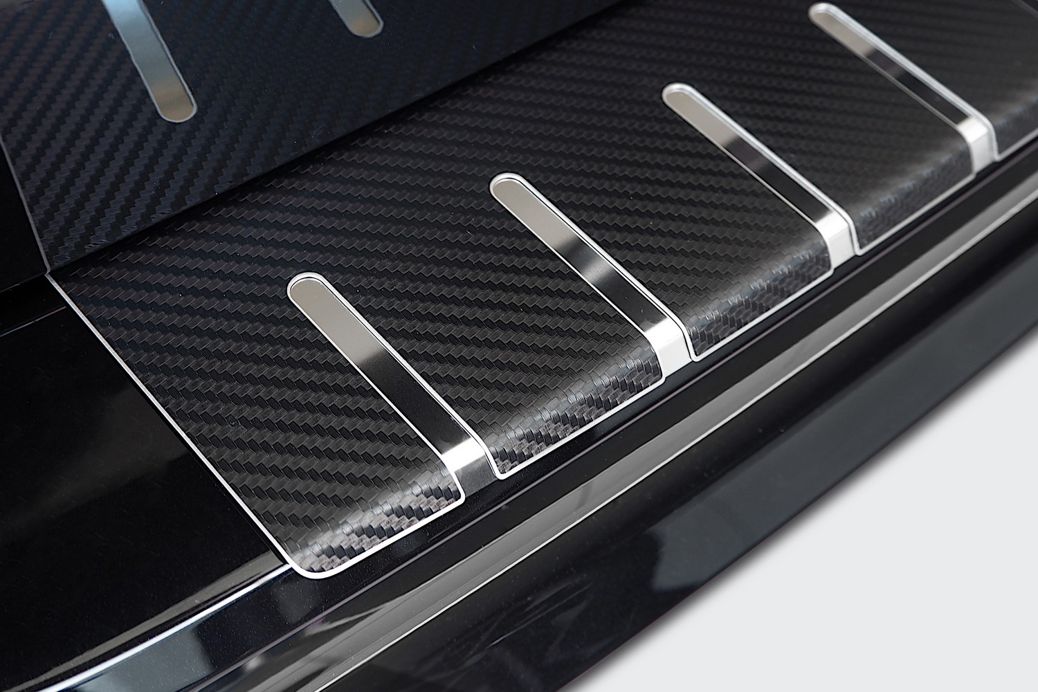 Rear bumper protector suitable for Volkswagen Tayron 2024-present stainless steel - carbon foil (2) Rear bumper protector suitable for Volkswagen Tayron 2024-present stainless steel - carbon foil (2)