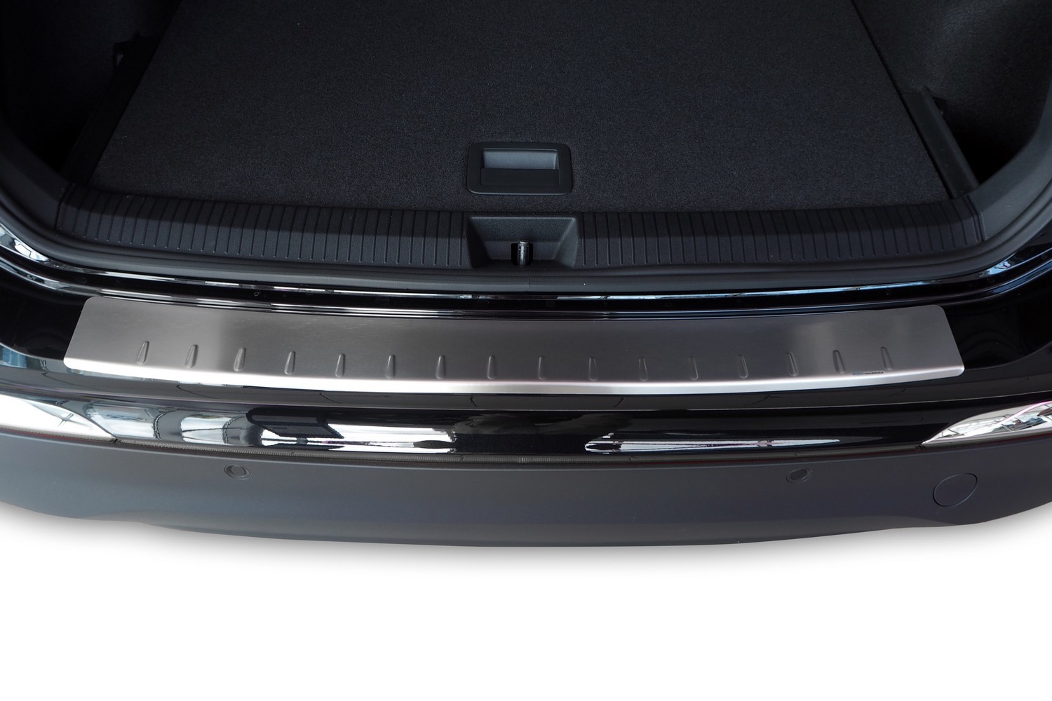 Rear bumper protector suitable for Volkswagen Tayron 2024-present stainless steel brushed (2)
