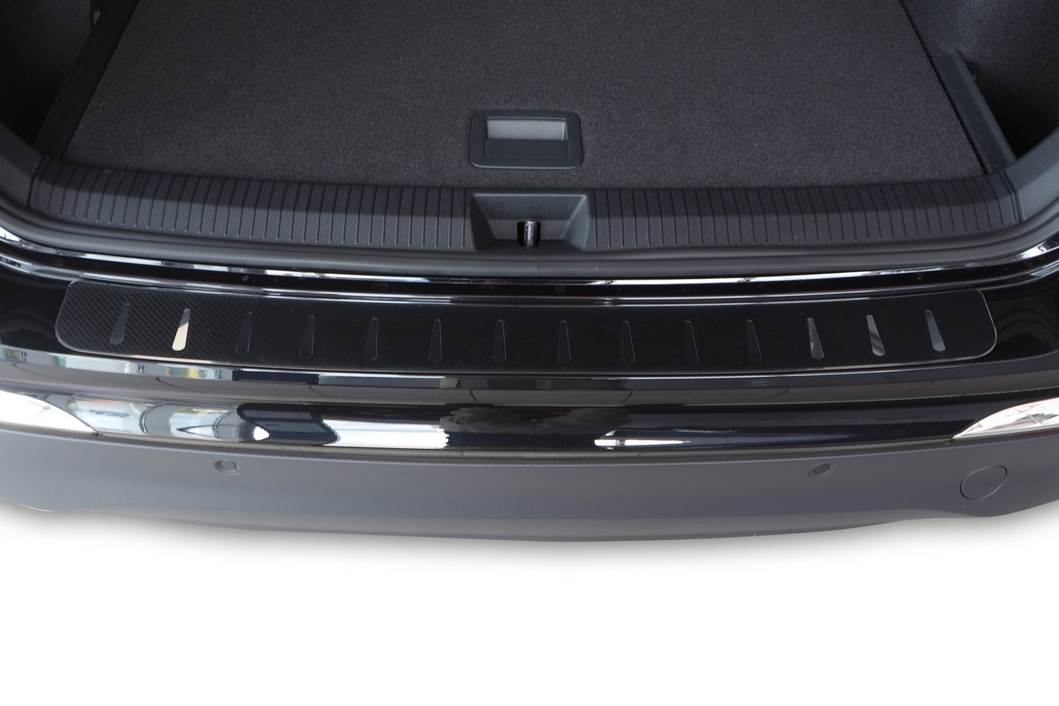 Rear bumper protector suitable for Volkswagen Tayron 2024-present stainless steel - carbon foil (2)