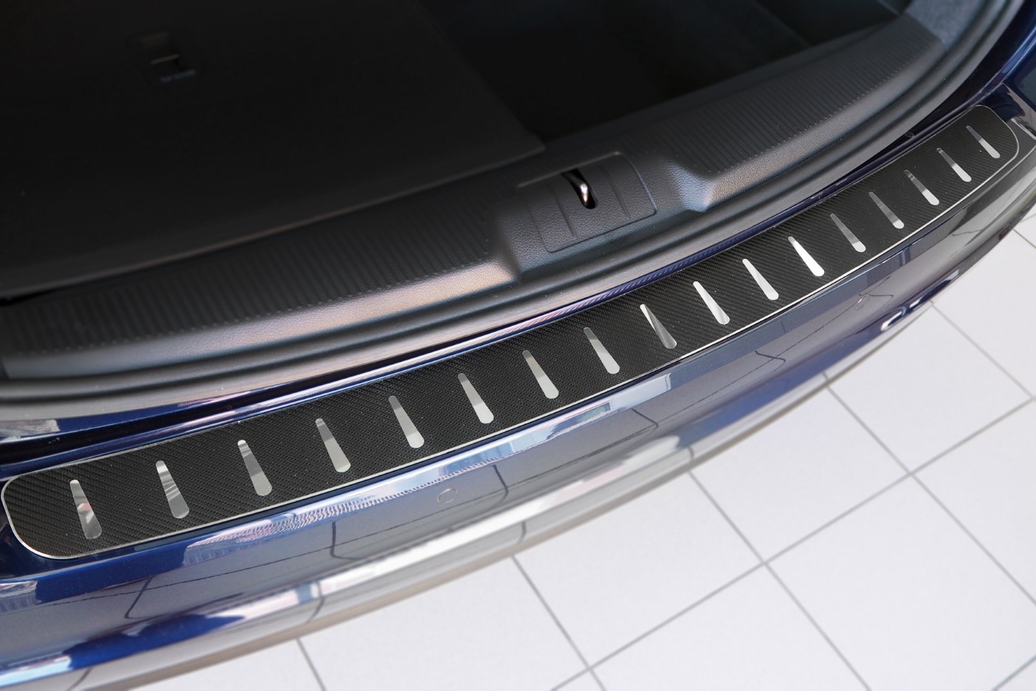 Rear bumper protector suitable for Volkswagen Sharan II (7N) 2010-2022 stainless steel - carbon foil