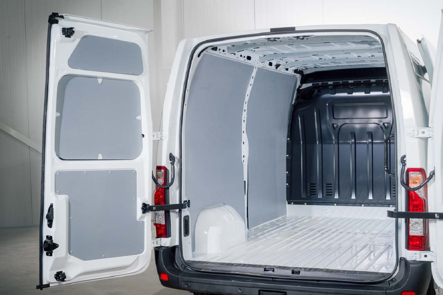 Habillage lat&eacute;ral plastique polypropyl&egrave;ne convient &agrave; Citro&euml;n Berlingo II (B9) 2008-2018 - VanPro