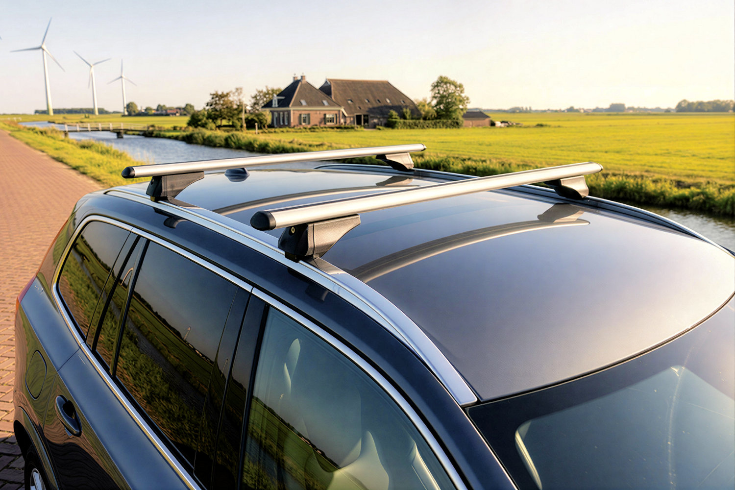 Zilveren Menabo Tiger dakdragers gemonteerd op de geïntegreerde dakrails van een Volvo EX90